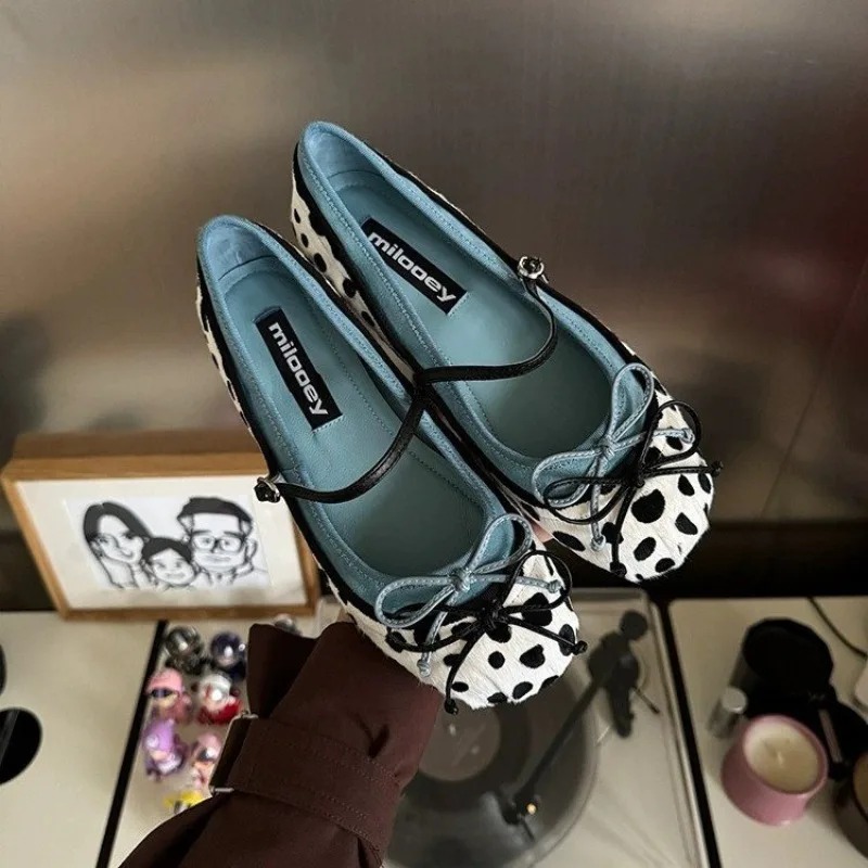 Women Shoes Heels - Baletki z płaską podeszwą i zaokrąglonym